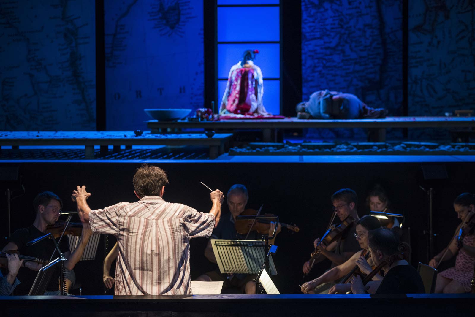 Jonathan Lyness conducting the Humming Chorus